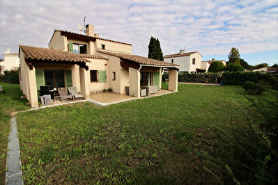 Villa :Antibes 5 pieces 112 m2 terrain plat 830m2 au calme ensoleillee + garage ( proche centre )