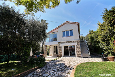 Antibes Juan Les Pins Villa individuelle 6 pieces a pied des plages