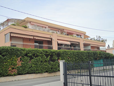 Juan Les Pins a 100m des plages calme absolu 3 pieces + terrasse sud + parking en sous sol + cave