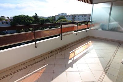 Antibes : Dernier etage Appartement 3 pieces 69 m2 + piscine + cave + garage