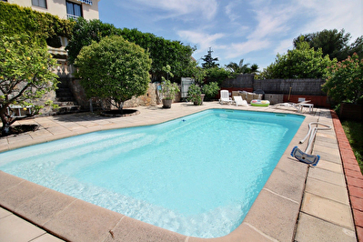 Antibes : Villa 225m2 divise en deux appartements + piscine secteur residentiel et calme