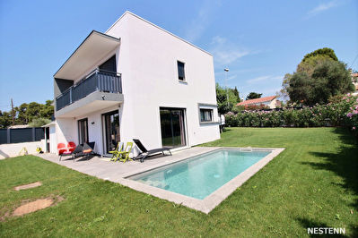 ANTIBES VILLA contemporaine recente 5 pieces 140 m2 + piscine+ terrain 450 m2 +garage et parkings
