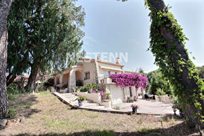 Maison : Antibes 8 pieces 280 m2 + studette + piscine + terrain de 2000 m2 + apercu mer