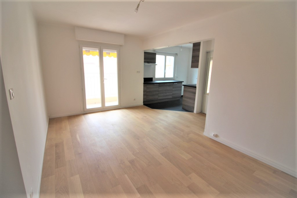 photos n°1 Antibes centre ville ( carré d'or ) 3 pièces 55m² entièrement rénové , Étage élevé, Au Calme