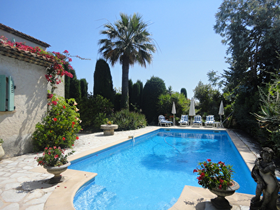 Golfe Juan Villa provencale avec piscine sur terrain arbore de 1 500 m2 vue mer montagne 360 ° sur solarium