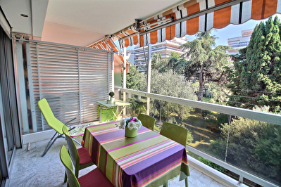 Juan les pins : proche plage Mas de Tanit : Studio 32 m2 ( avec son coin nuit )+ terrasse + piscine + GRAND GARAGE