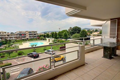 Antibes : Dans residence de standing : 4 pieces + 2 terrasses + vue mer+ piscine + double garage