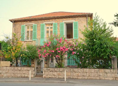 Antibes proche centre 3 pieces dans haut de villa + espace jardin + parking