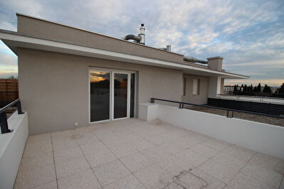 Appartement T2 avec grande terrasse et stationnement privatif route de Lyon