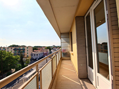 Appartement Avignon T3 avec balcon entierement renove