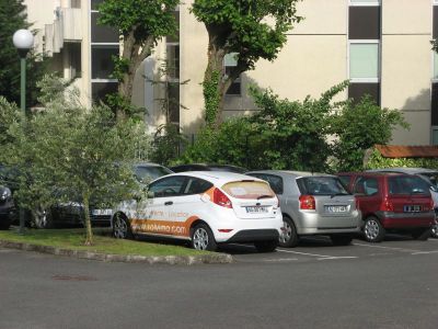 Proche gare Parking exterieur Avon