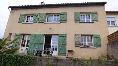 Exclusivite Nestenn ! Maison de village a gros potentiel proche des commodites !