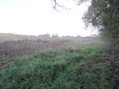 Joli terrain sur les hauteurs de la ville.