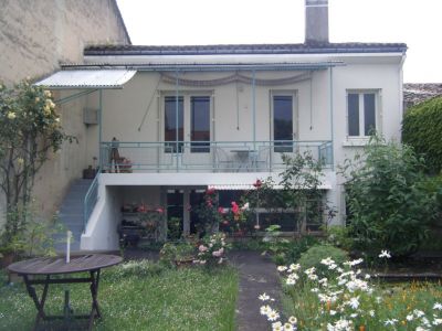 Maison de ville avec garage et jardin