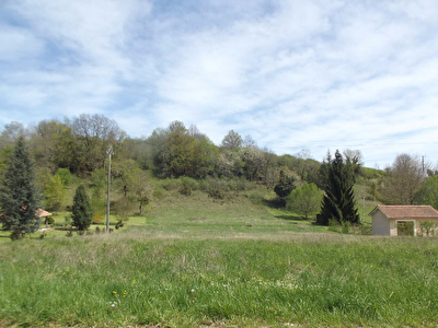 Terrain a batir dans le joli village d'Issac !