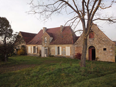 Ancienne maison debut 19 eme et terrain de 2 hectares.