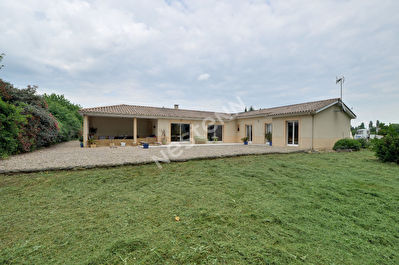 Maison contemporaine de plain pied.