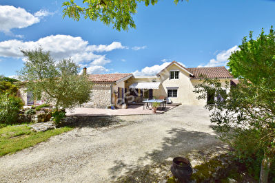 Maison en pierre dans un environnement agreable a proximite de Sigoules.