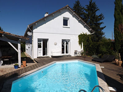 A proximite de toutes commodites.