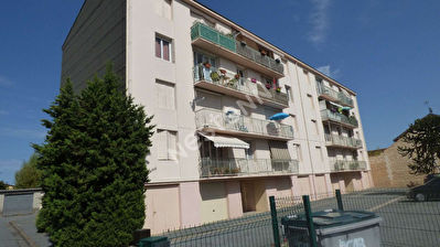 Appartement T3 loue en centre ville.