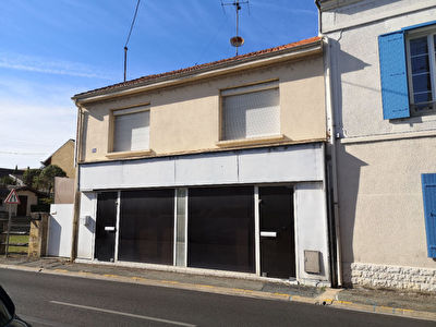 Appartement avec local commercial.