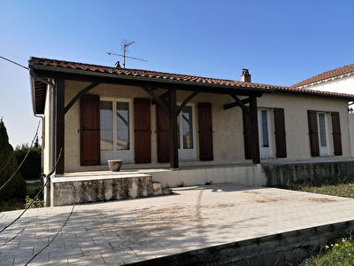 A seulement 3 kms de Sigoules et de ses commodites, maison de 3 chambres avec piscine !