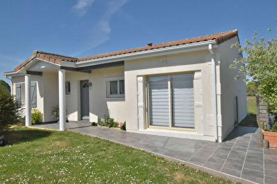 Maison a proximite de toutes les commodites du bourg de La Force !