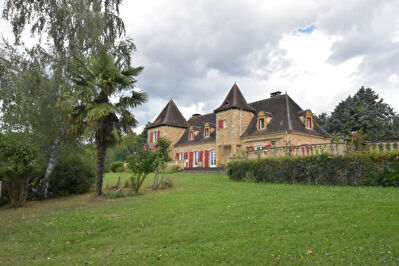 Maison en pierre, vue dominante situee a l'est de Bergerac et proche des commodites !