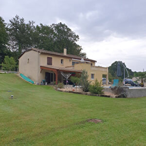 Maison construite en 2006 de 3 chambres avec piscine a proximite des commerces de Bergerac !