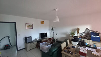 Bel appartement au 1er etage avec balcon proche des commodites de Bergerac !