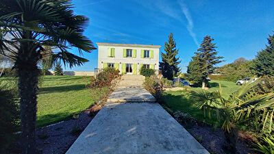 Maison bourgeoise de 5 chambres et son superbe parc arbore avec vue degagee a une quinzaine de kilometres au sud ouest de Bergerac !!