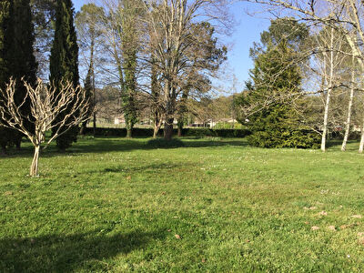 Terrain a l'ouest de Bergerac proche de toutes commodites !