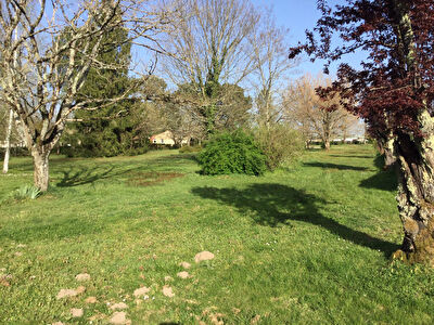 Terrain a l'ouest de Bergerac proche de toutes commodites !
