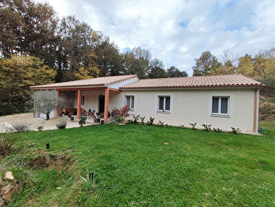 Superbe plain pied a 8 kms a l'Est de Bergerac dans un village avec toutes les commodites !