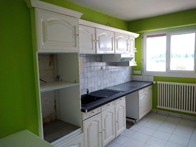 Blois T4 piece 80 m2 avec garage ferme