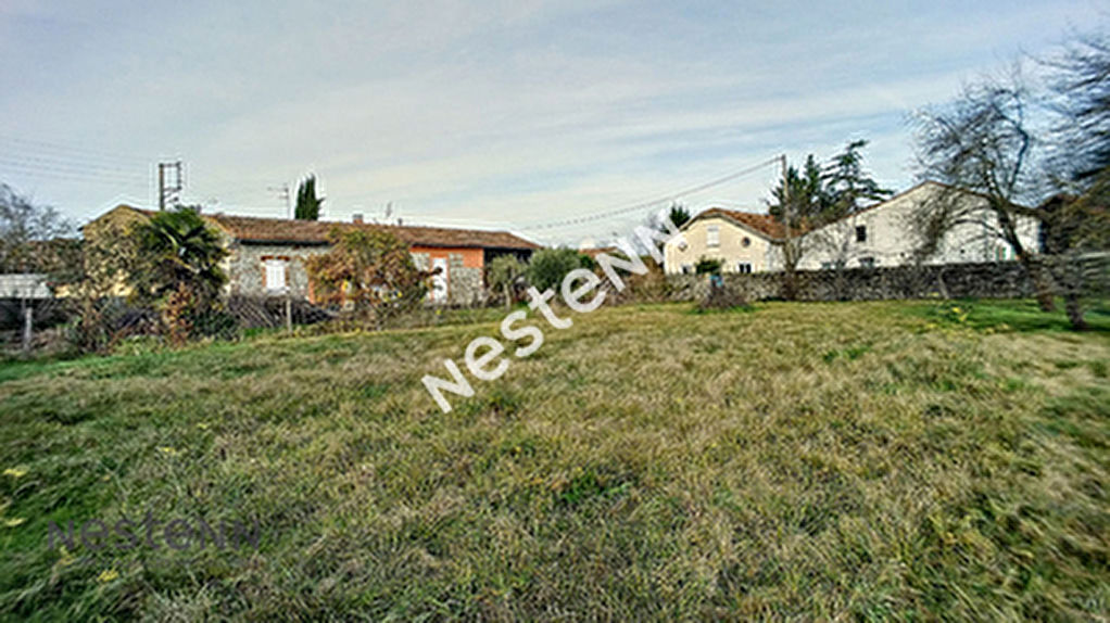 A vendre Terrain plat de 820 m2 a Cazeres en centre ville