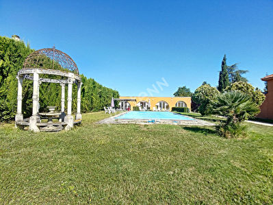 Maison avec jardin et piscine de plain pied