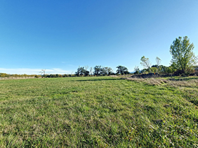 A vendre terrain plat de 1476m2 avec vue Pyrenees a Cazeres dans environnement calme et champetre