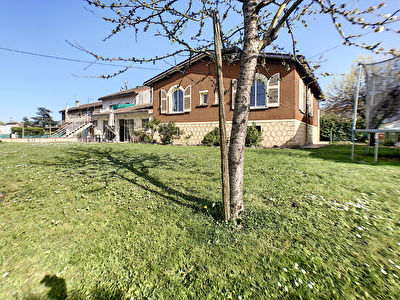 A vendre maison T7 de 241 m2 4 chambres avec jardin a Boussens