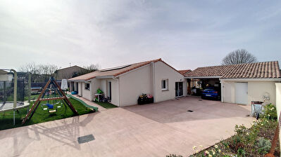 MAISON LUMINEUSE A PINS JUSTARET SUR 720 M2 DE TERRAIN