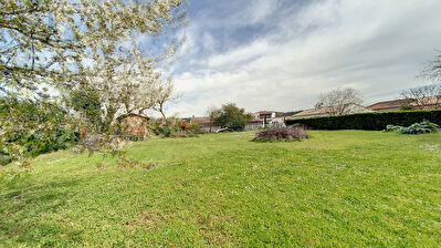 RARE: TRES BEAU TERRAIN PROCHE CENTRE VILLE