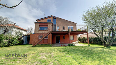 A vendre Maison d'architecte 4 chambres avec garage et jardin a Cazeres a proximite des ecoles !