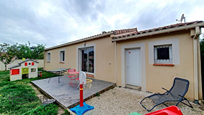 A vendre Maison en RT 2012 avec 3 chambres, garage attenant et jardin a Cazeres dans quartier residentiel a proximite des commerces et ecoles