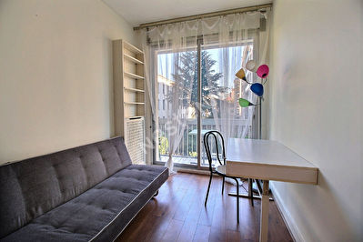 Studette meuble avec balcon