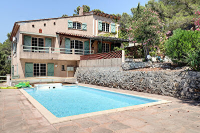 TRANS EN PROVENCE Maison 8 pieces 200 m2 avec piscine sur 2062 m2 de terrain