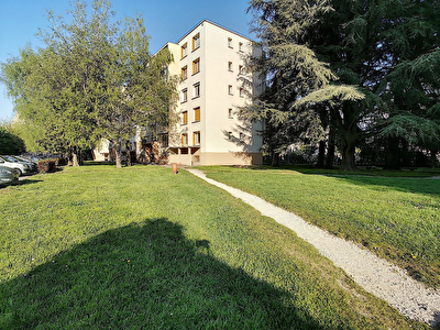 SPECIAL INVESTISSEUR ET AMATEUR DE TRAVAUX APPARTEMENT T4 SUR ECHIROLLES MAIRIE