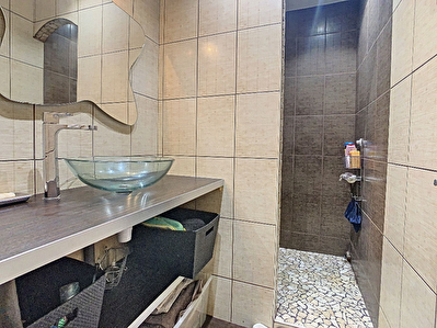T4 TRAVERSANT RENOVE PROCHE DE TOUTES COMMODITES !