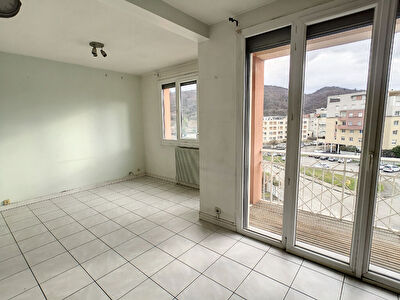 IDEAL INVESTISSEUR OU PREMIER ACHAT ! T2 ECHIROLLES DE 41M2 + CAVE + PLACE DE PARKING