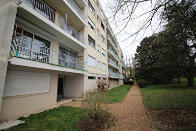 Appartement F2 avec parking a Epernon