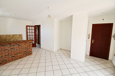 Appartement F2 avec garage a EPERNON